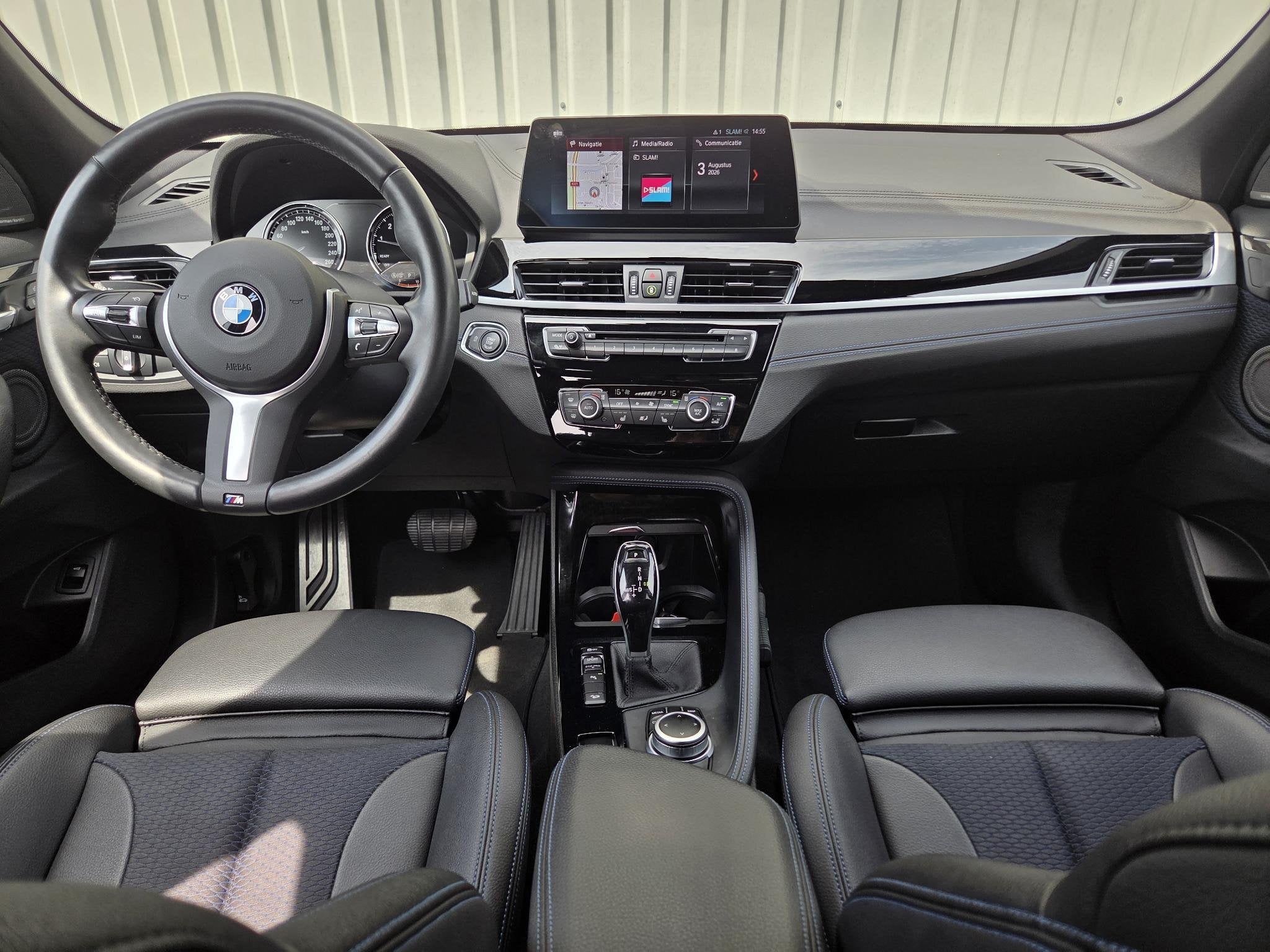 BMW X1 xDrive20i High Executive / Dealer Onderhouden / Sport, Auto's, 1998 cc, Automatische klimaatregeling, Gebruikt, 2000 kg
