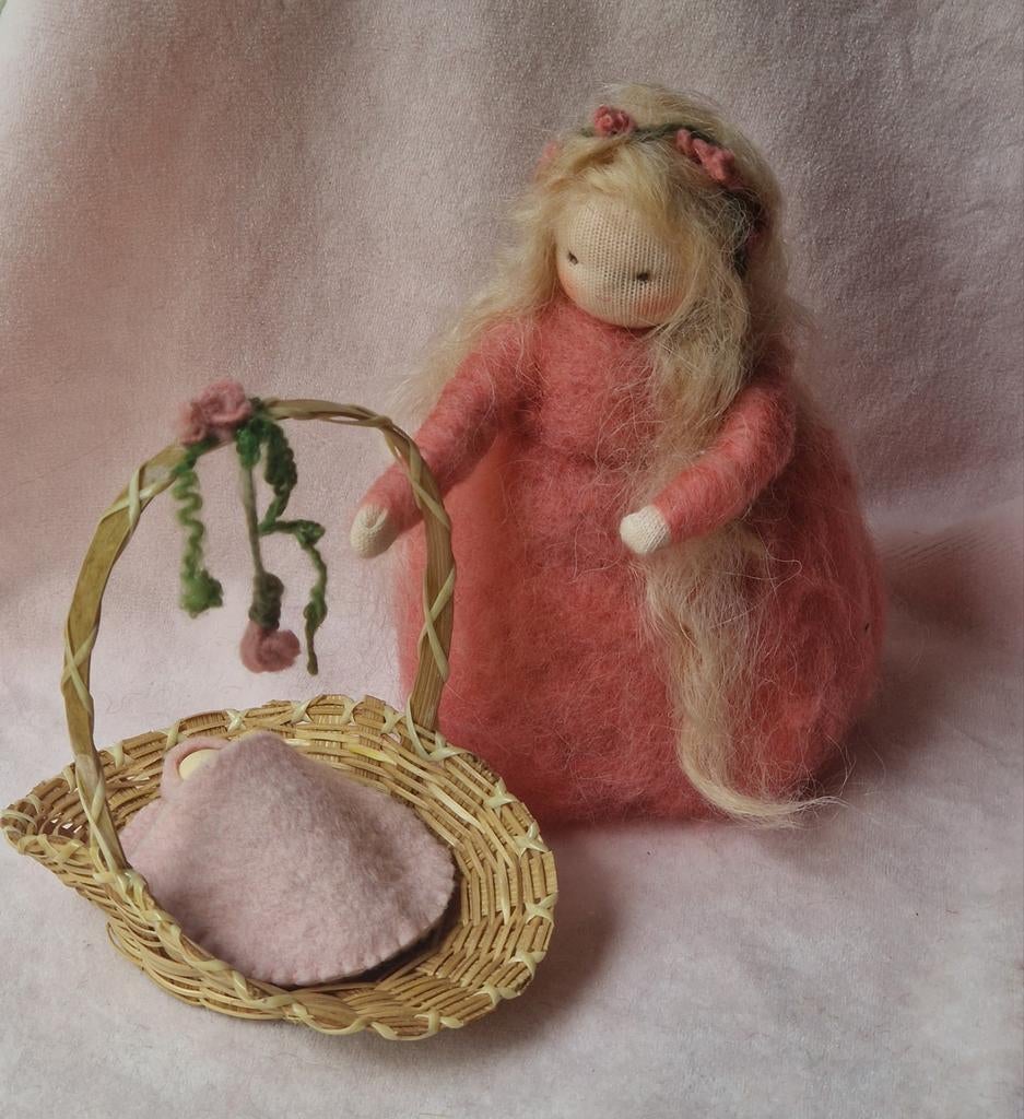 Vrije School seizoenstafel roos bloemenkind pop met baby set, Verzenden, Nieuw, Figuurtje(s)