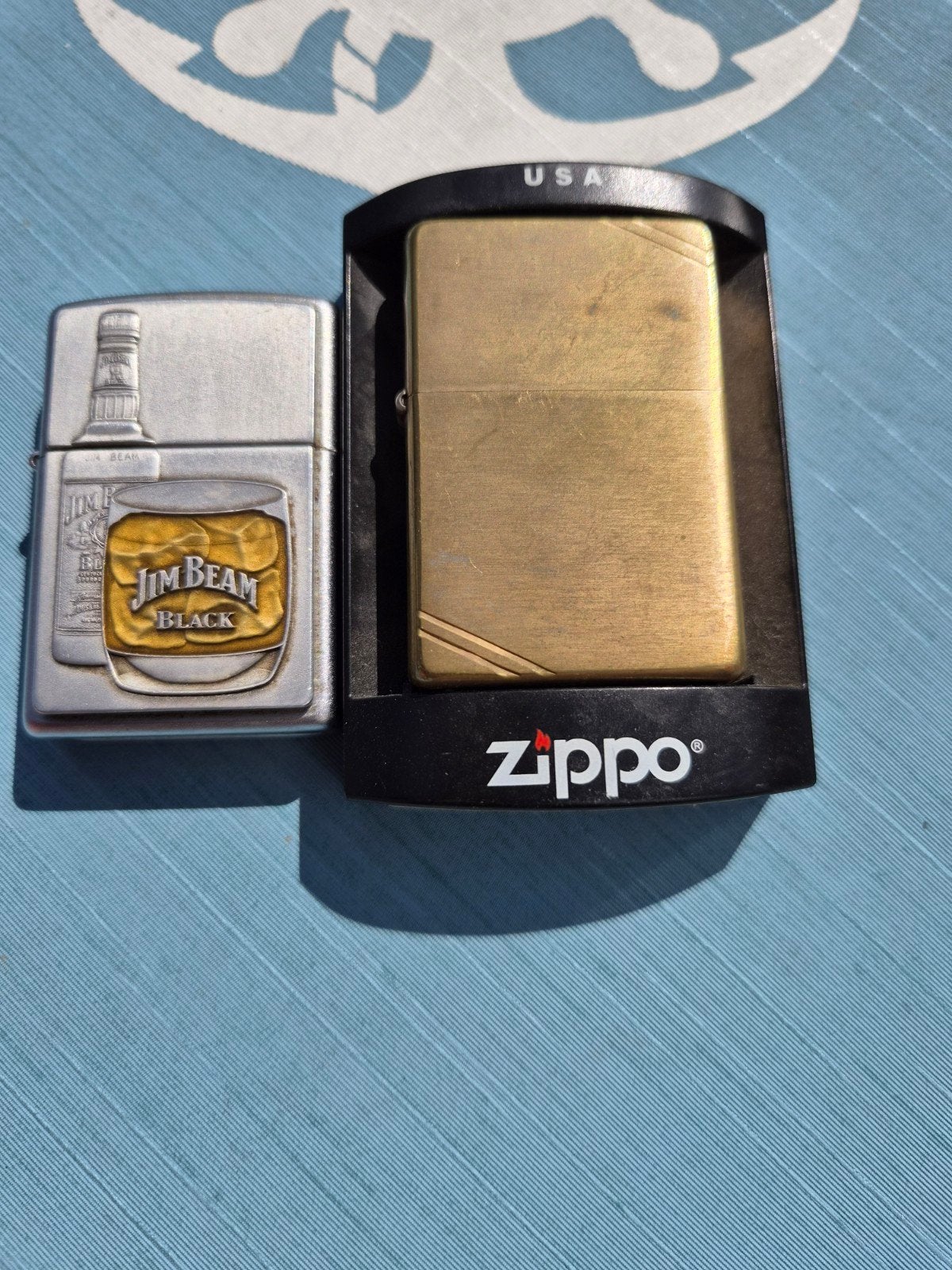 2 Zippo aanstekers - Jim Beam en messing, Ophalen of Verzenden, Gebruikt, Aansteker