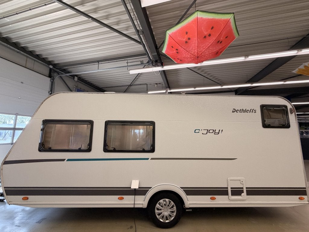 Dethleffs C'Joy 480 QLK +mover+fietsenrek+voortent, Caravans en Kamperen, Caravans, Standaardzit, Bedrijf, 750 - 1000 kg, Dethleffs