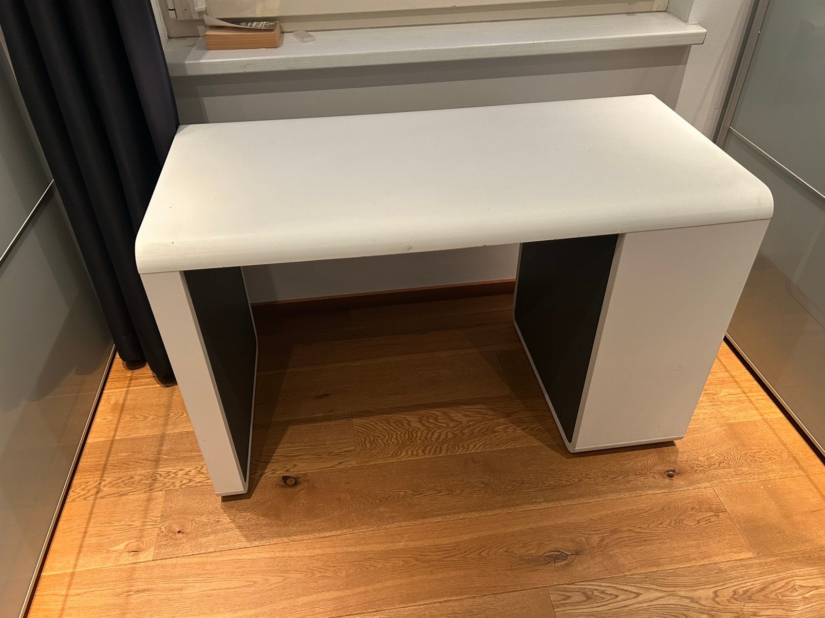 Bureau met afgeronde hoeken, Ophalen, Gebruikt, Schoolbureau, 59 cm