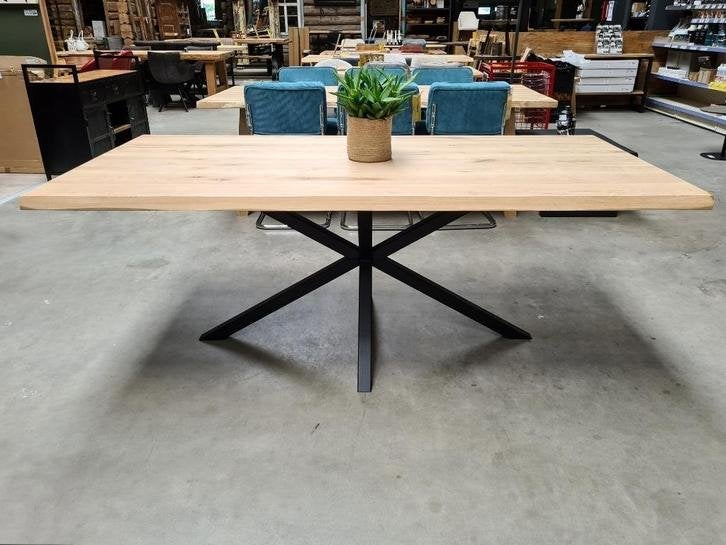 Eiken tafel | Boomstam rand blad + zwarte matrixpoot | ACTIE, Niet ingevuld, 100 tot 150 cm, Landelijk, modern, industrieel, tijdloos
