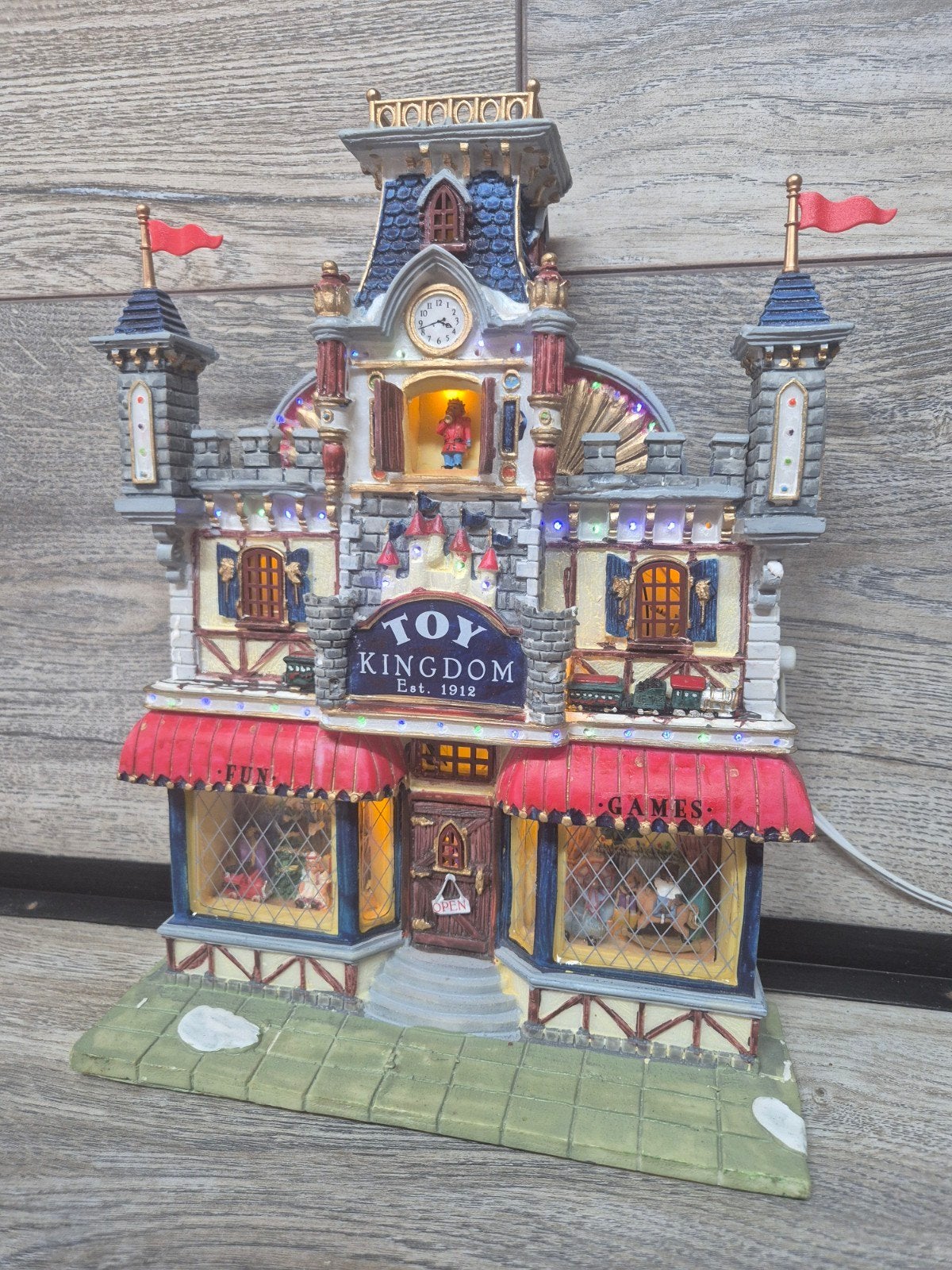 lemax façade toy kingdom verlicht originele doos kerstdorp, Diversen, Kerst, Ophalen of Verzenden, Zo goed als nieuw