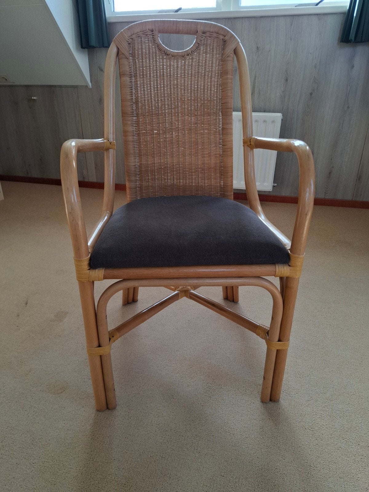 Rotan stoel met armleuningen en stoffen zitting, Gebruikt, Riet of Rotan, Ophalen, Vintage, Natuurlijk