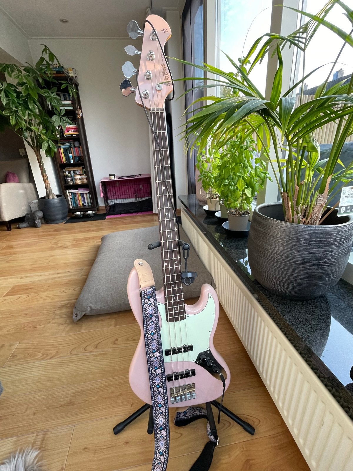 Harley Benton elektrische basgitaar + accessoires pakket, Ophalen, Zo goed als nieuw, Elektrisch