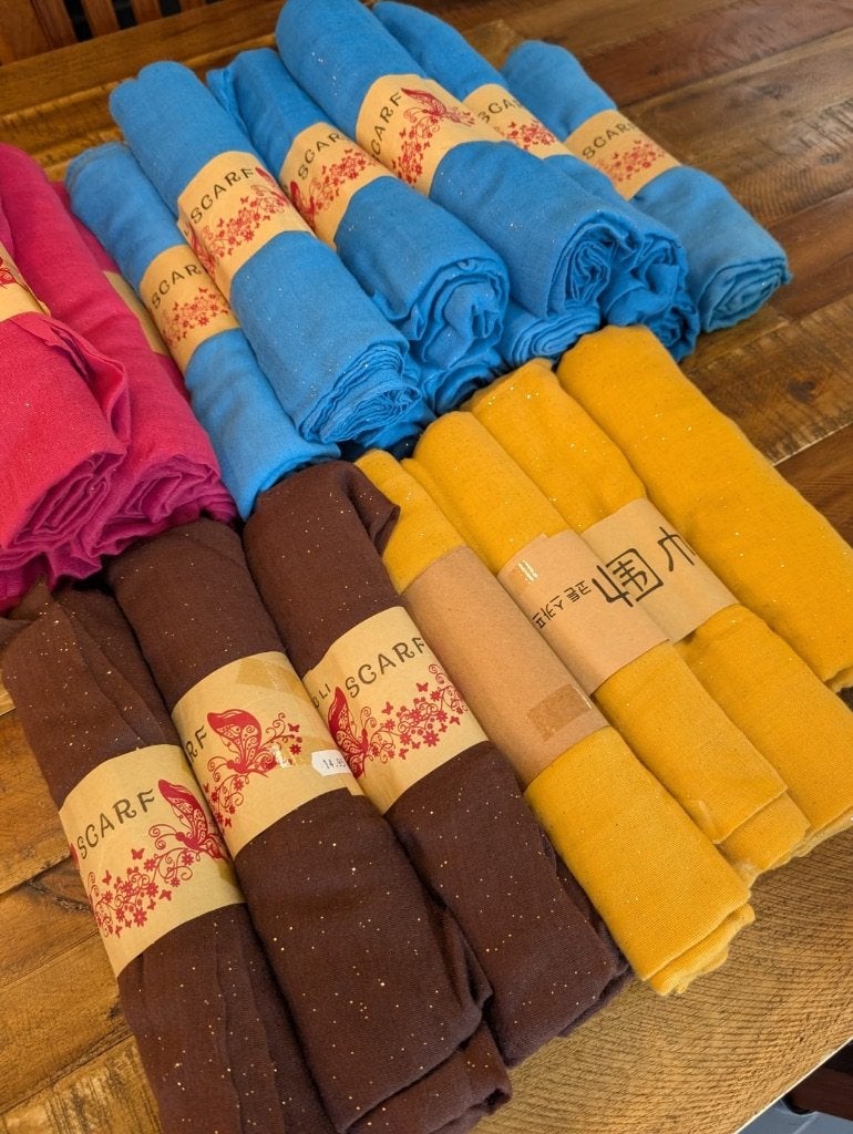 Lichte sjaals met licht glitter, Ophalen of Verzenden, Nieuw, Maat 46/48 (XL) of groter, Sjaal