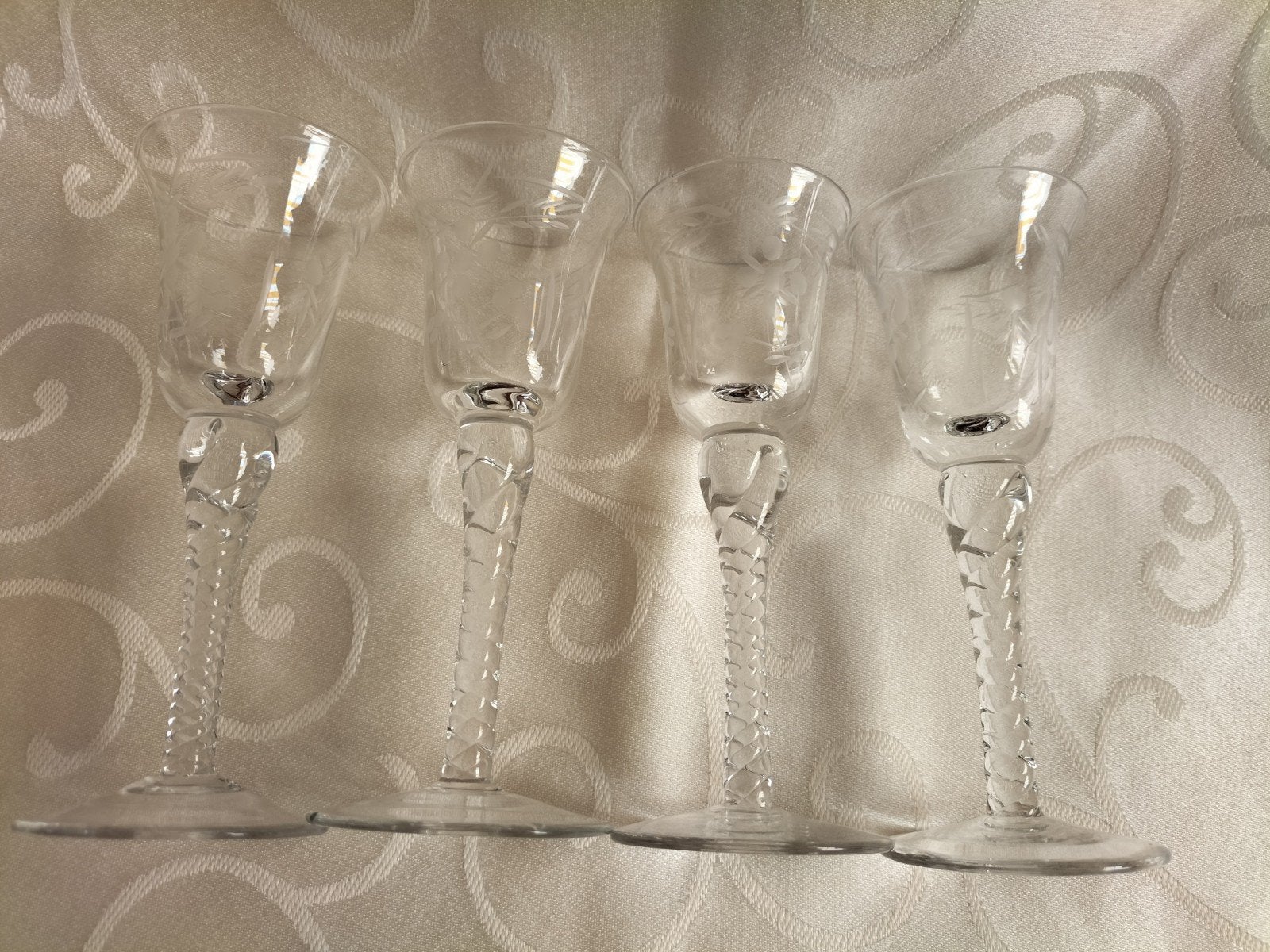 4 antieke glazen met gegraveerde bloemen en gedraaide steel, Ophalen of Verzenden