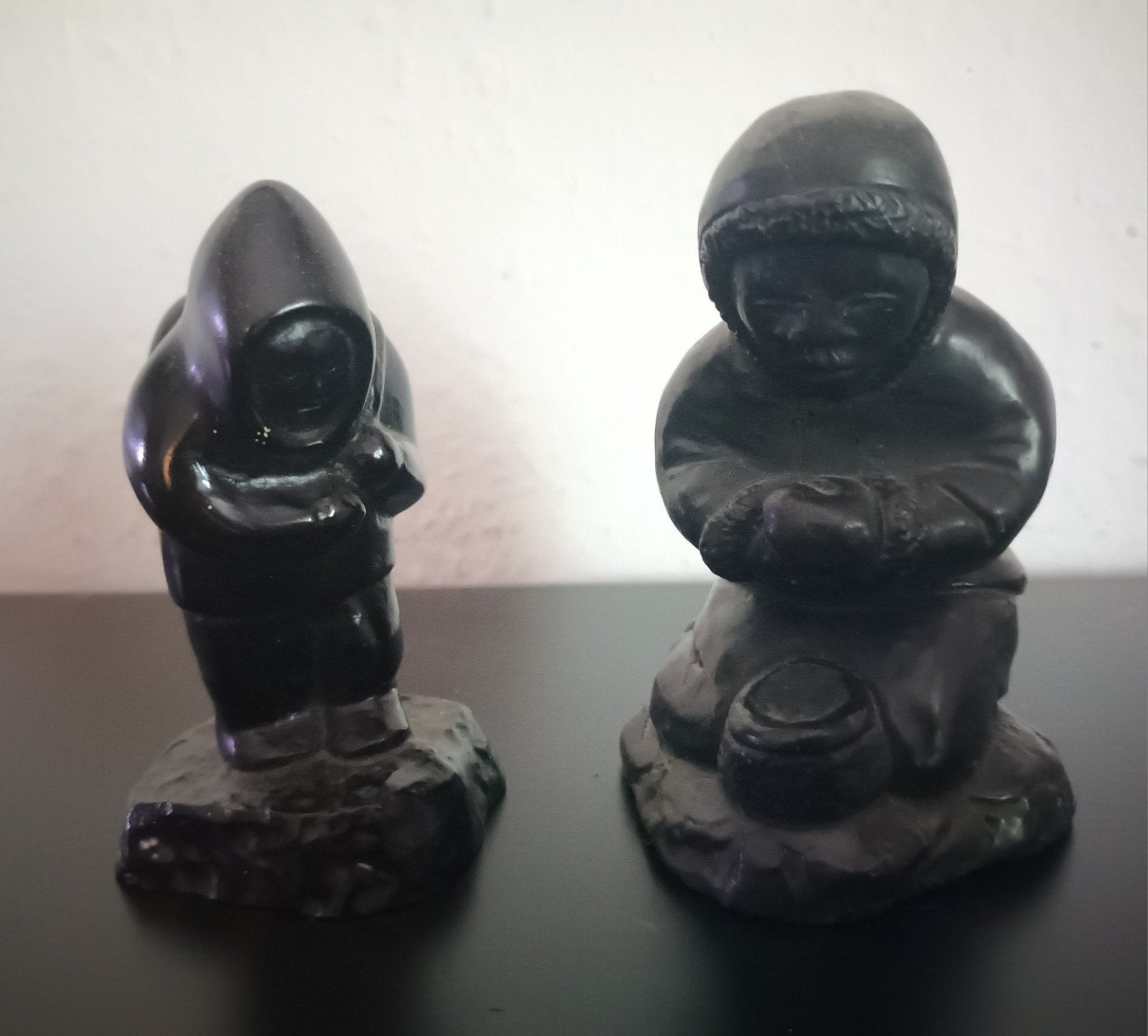 Twee Inuit beelden van speksteen, handgemaakt, Antiek en Kunst, Ophalen of Verzenden, Beeld