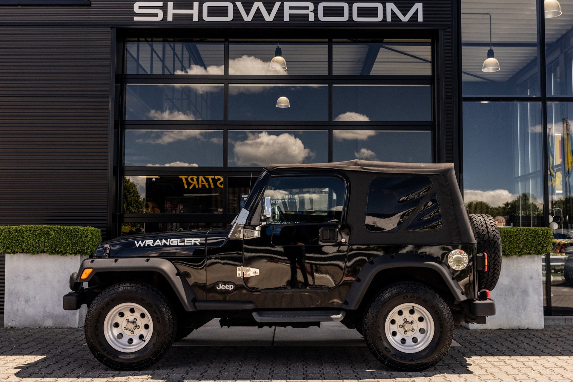 Jeep Wrangler 4.0i Softtop Sahara, 177 PK, Nederlandse auto, Auto's, Automaat, Startonderbreker, Gebruikt, Zwart