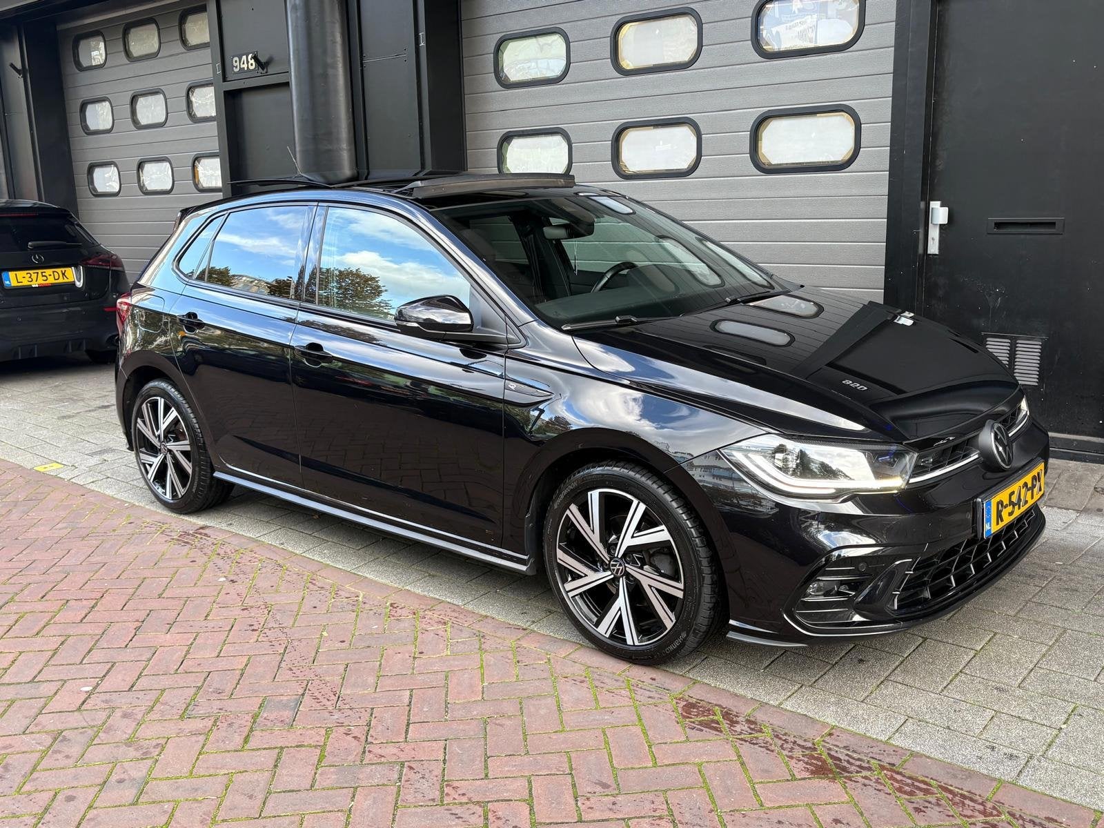 Volkswagen Polo 1.0 TSI R-Line Business, Auto's, Dealer onderhouden, Gebruikt, Leder en Stof, Bedrijf