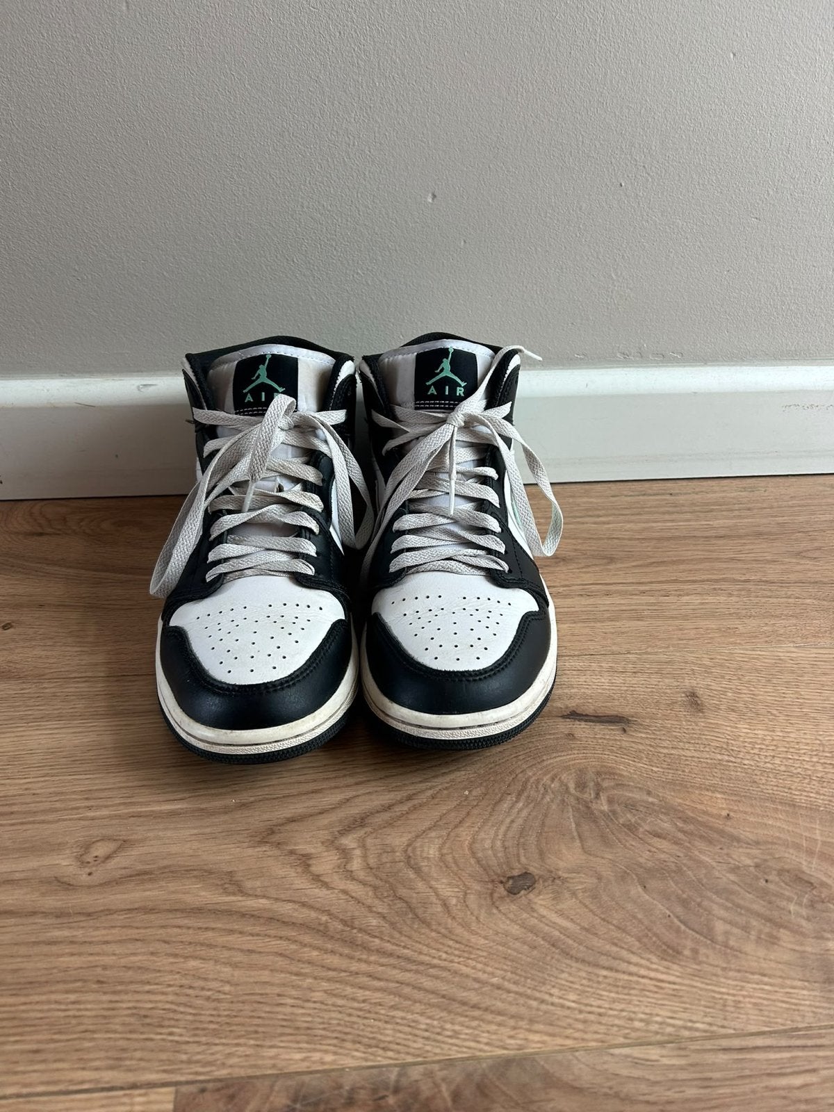 Jordan 1 Mid 'Light Dew' - Maat 40, Kleding | Dames, Ophalen of Verzenden, Zo goed als nieuw, Zwart, Sneakers of Gympen