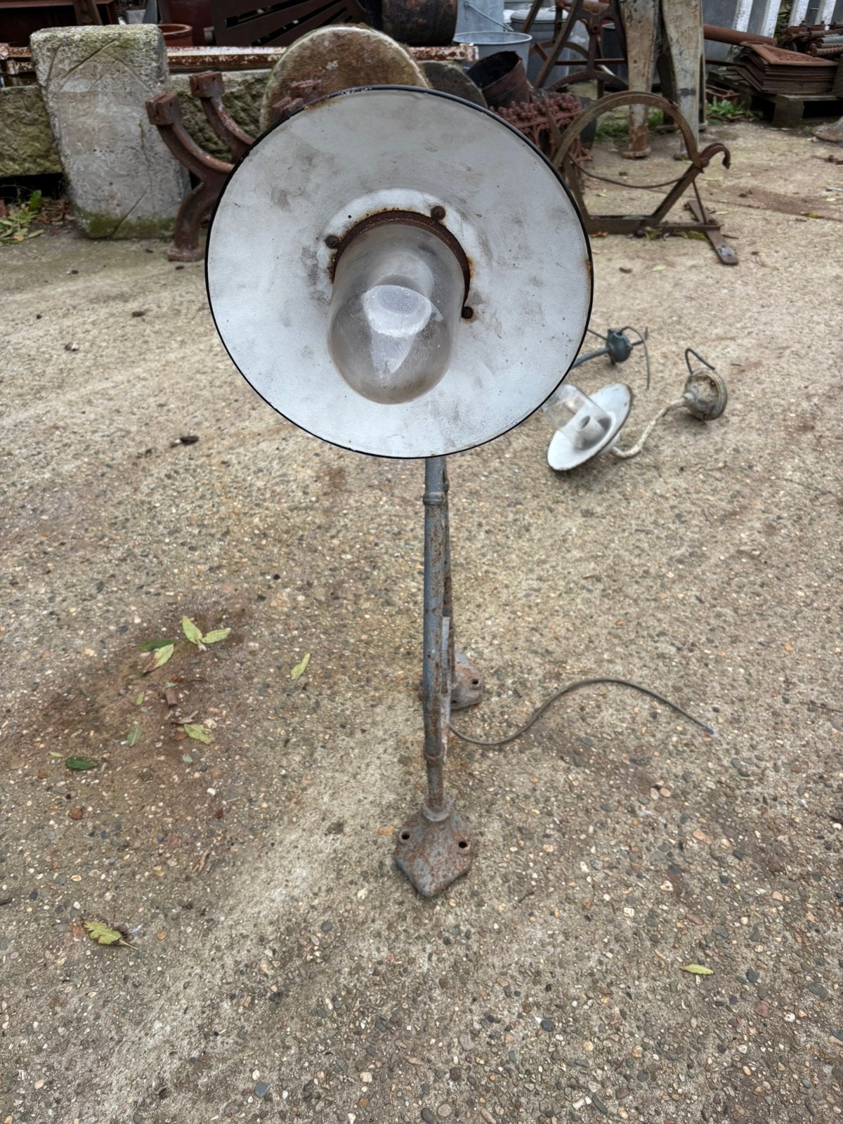 Oude smeedijzeren buitenlamp met gietijzeren muurplaten, Ophalen