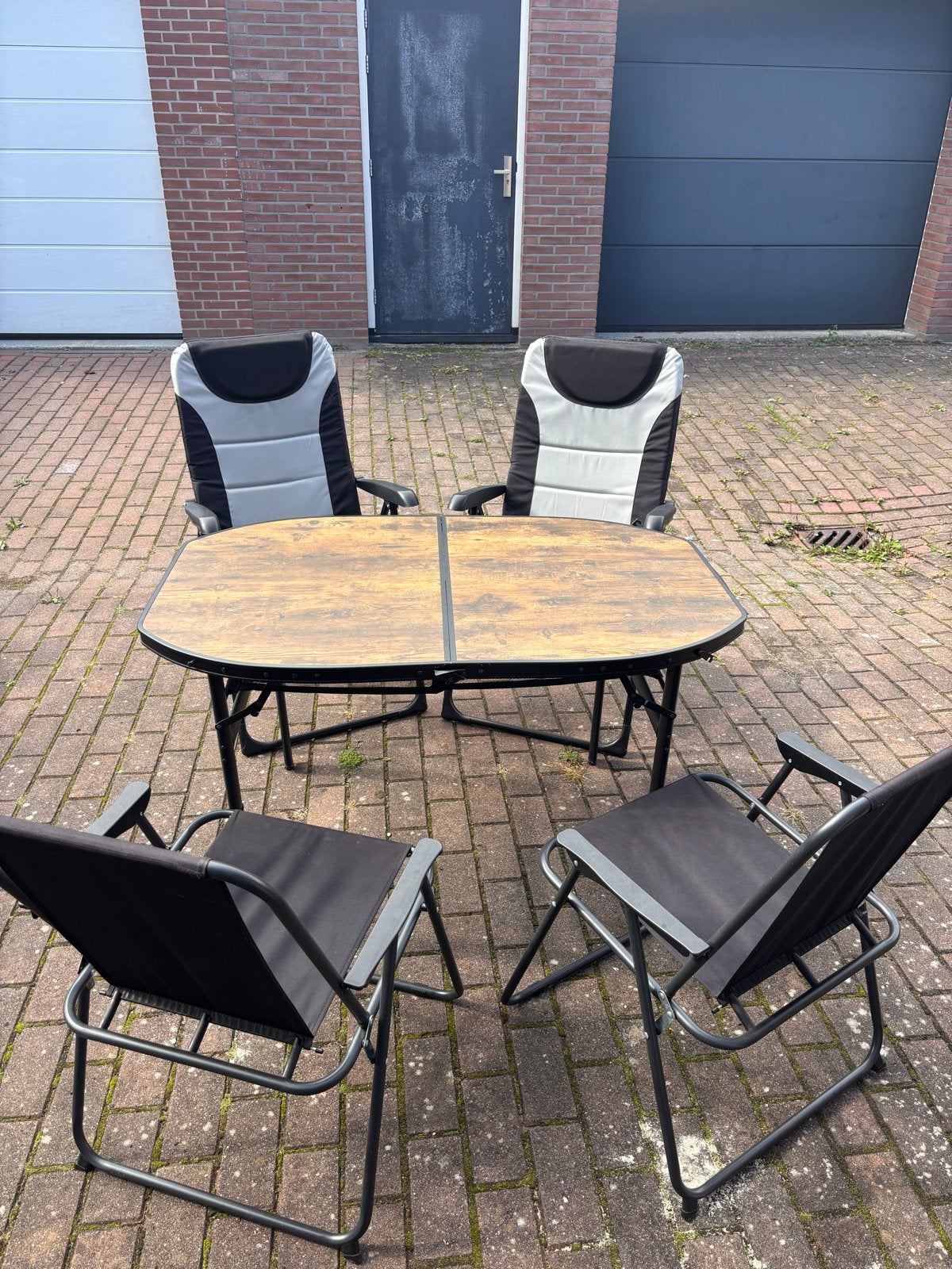 Complete kampeeruitrusting: tafel, stoelen, kast, BBQ, etc., Ophalen of Verzenden, Gebruikt