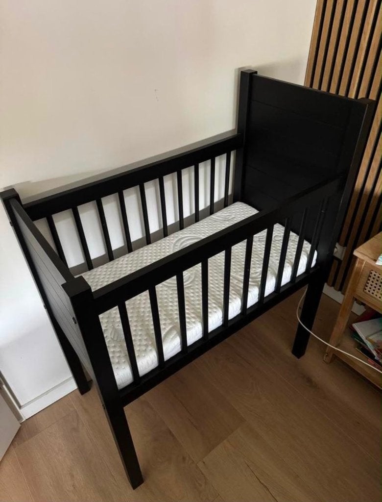 Kidsmill Noa Wieg Mat Zwart, Lattenbodem, Ophalen of Verzenden, Zo goed als nieuw, Minder dan 140 cm