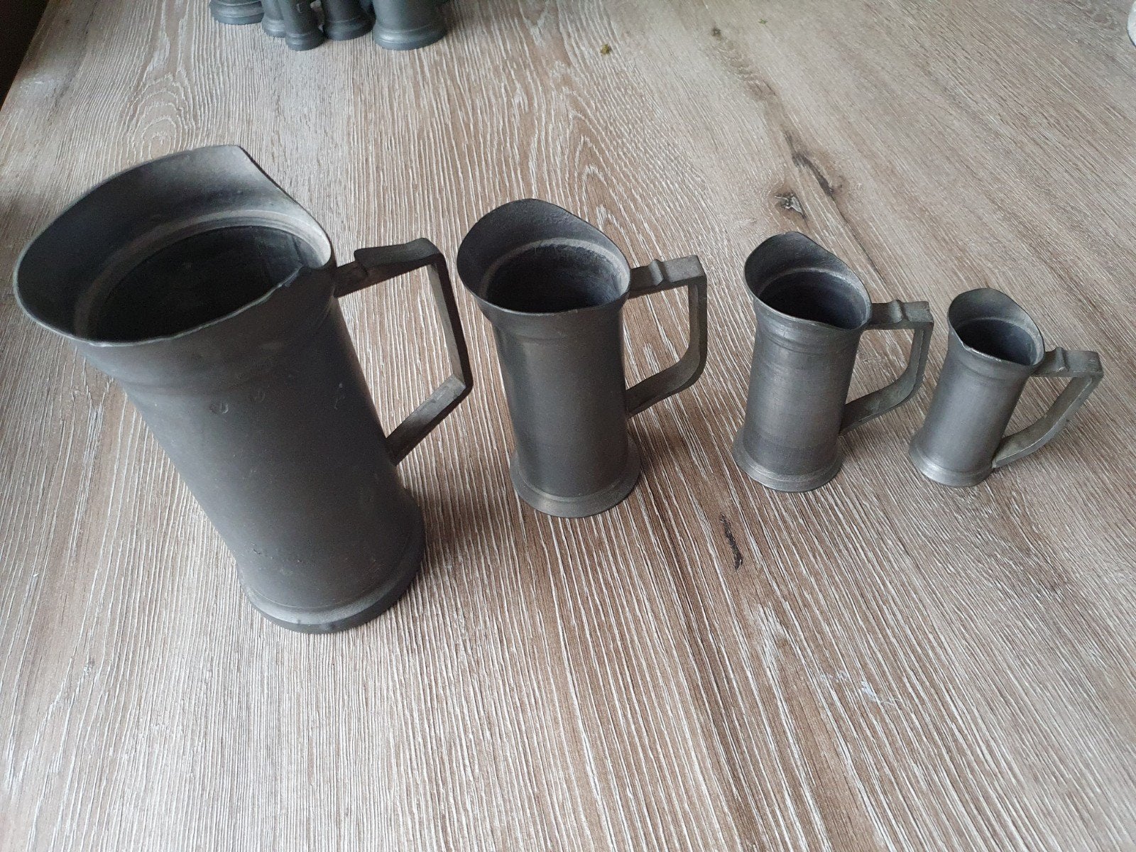 Set van 6 antieke tinnen kannen/maatbekers, Ophalen