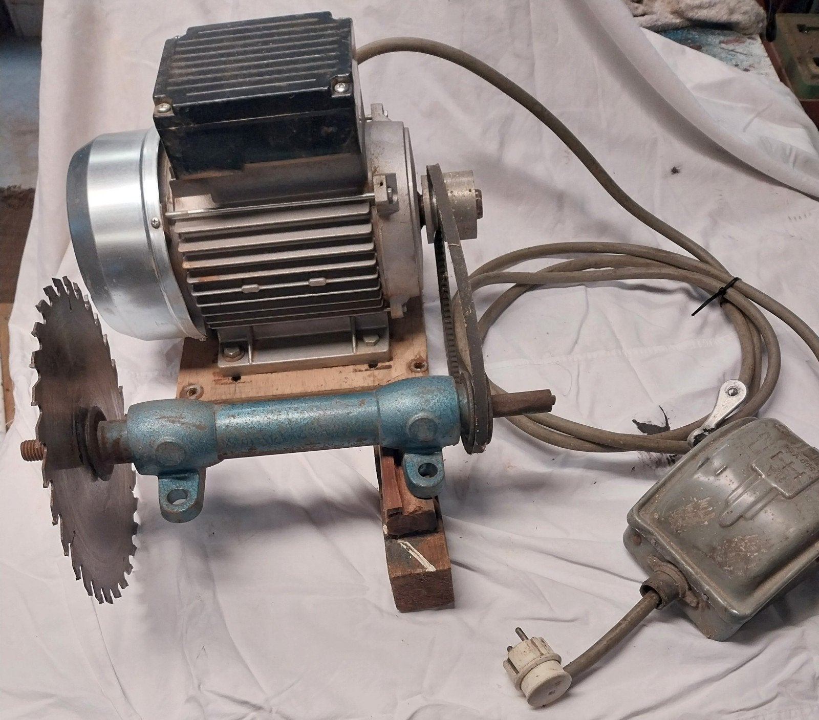 Zware electromotor met as en zaagblad, Ophalen of Verzenden, Zo goed als nieuw, Overige typen