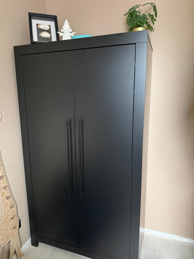 Commode en kledingkast (kinderkamer/babykamer) zwart, Ophalen, Zo goed als nieuw