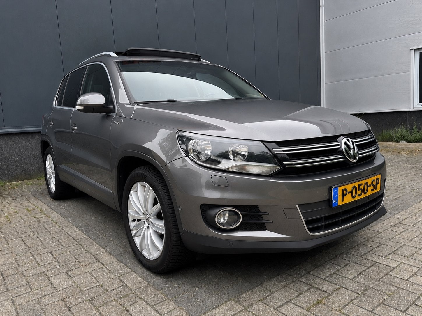 Volkswagen Tiguan Life 1.4 TSI | Panorama dak | Trekhaak |, Voorwielaandrijving, Zwart, 4 cilinders, 122 pk