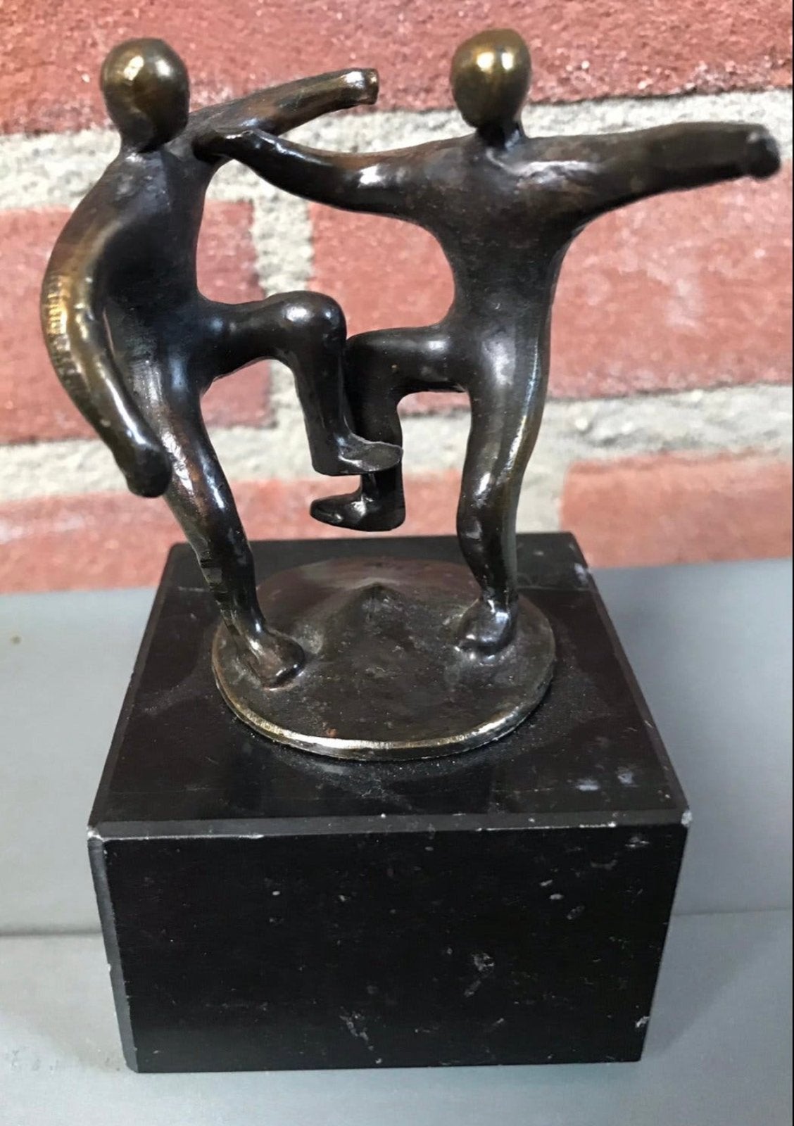 Corry Ammerlaan sculptuur 'Samen spelen' Verbronsd op marmer, Groep mensen, Minder dan 20 cm, Ophalen of Verzenden, Gemerkt