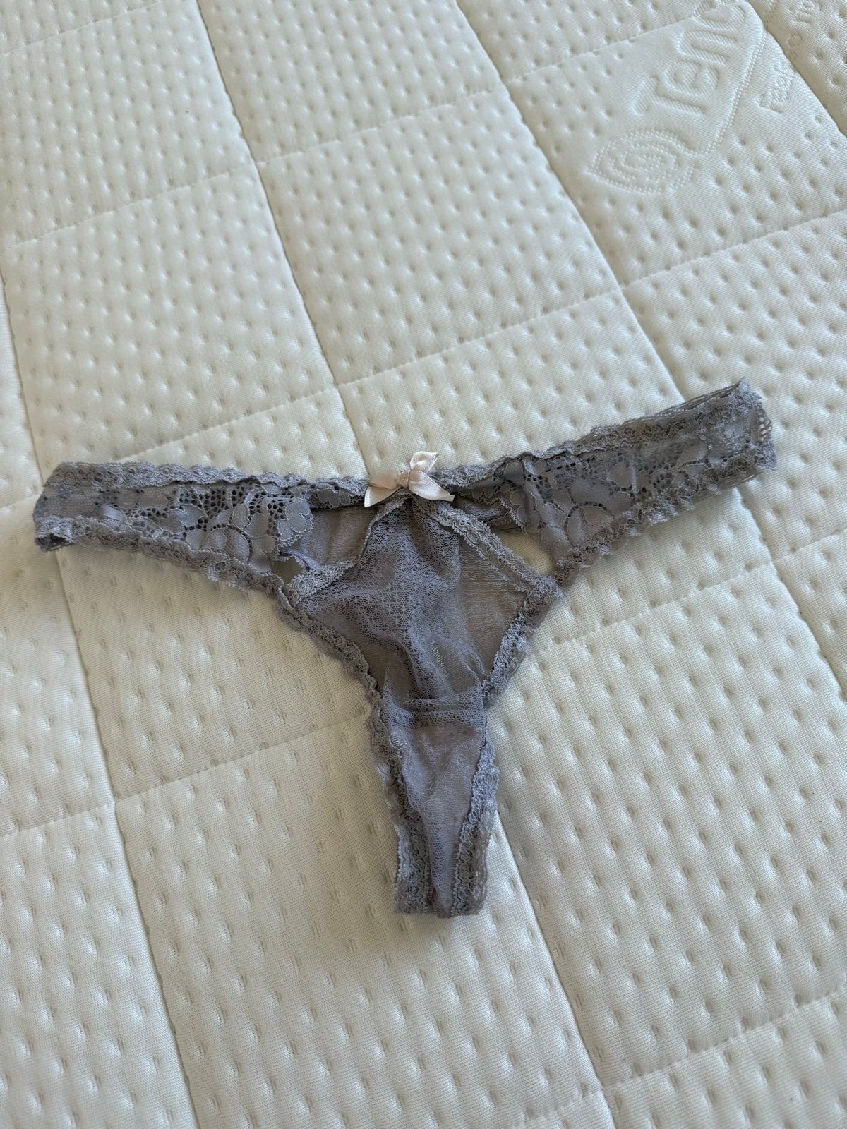 Hunkemöller String - Grijs Kant met Strikje, Verzenden, Grijs, String