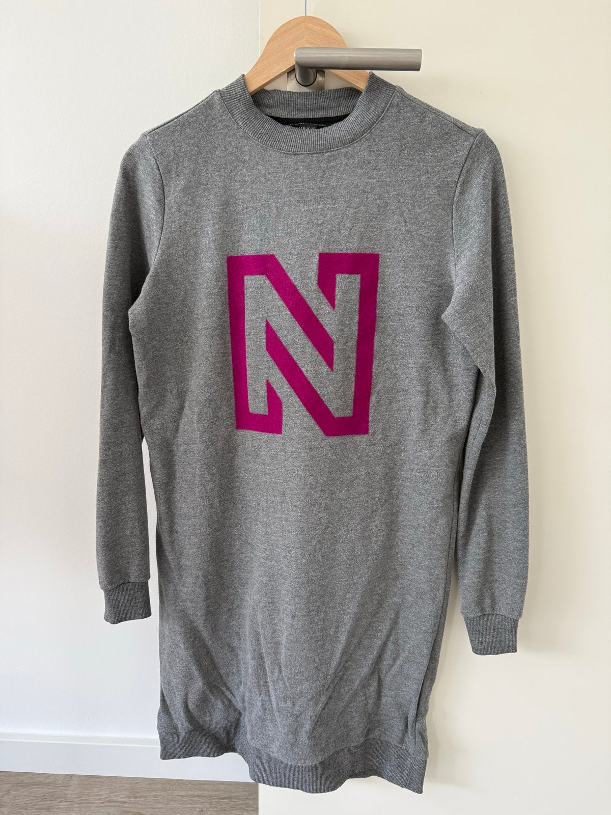 Nikkie sweaterjurk grijs met roze N - Maat 36 (S), Ophalen of Verzenden, Zo goed als nieuw, Maat 36 (S), Grijs