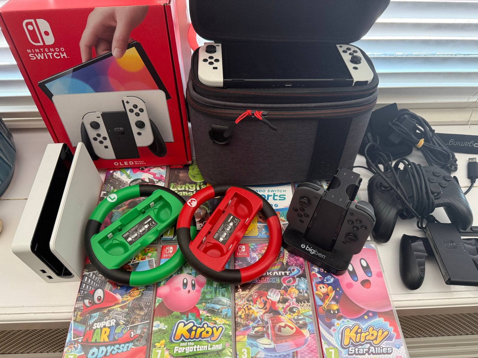 Nintendo Switch OLED met 8 games en accessoires, Spelcomputers en Games, Spelcomputers | Nintendo Switch, Switch OLED, Met games