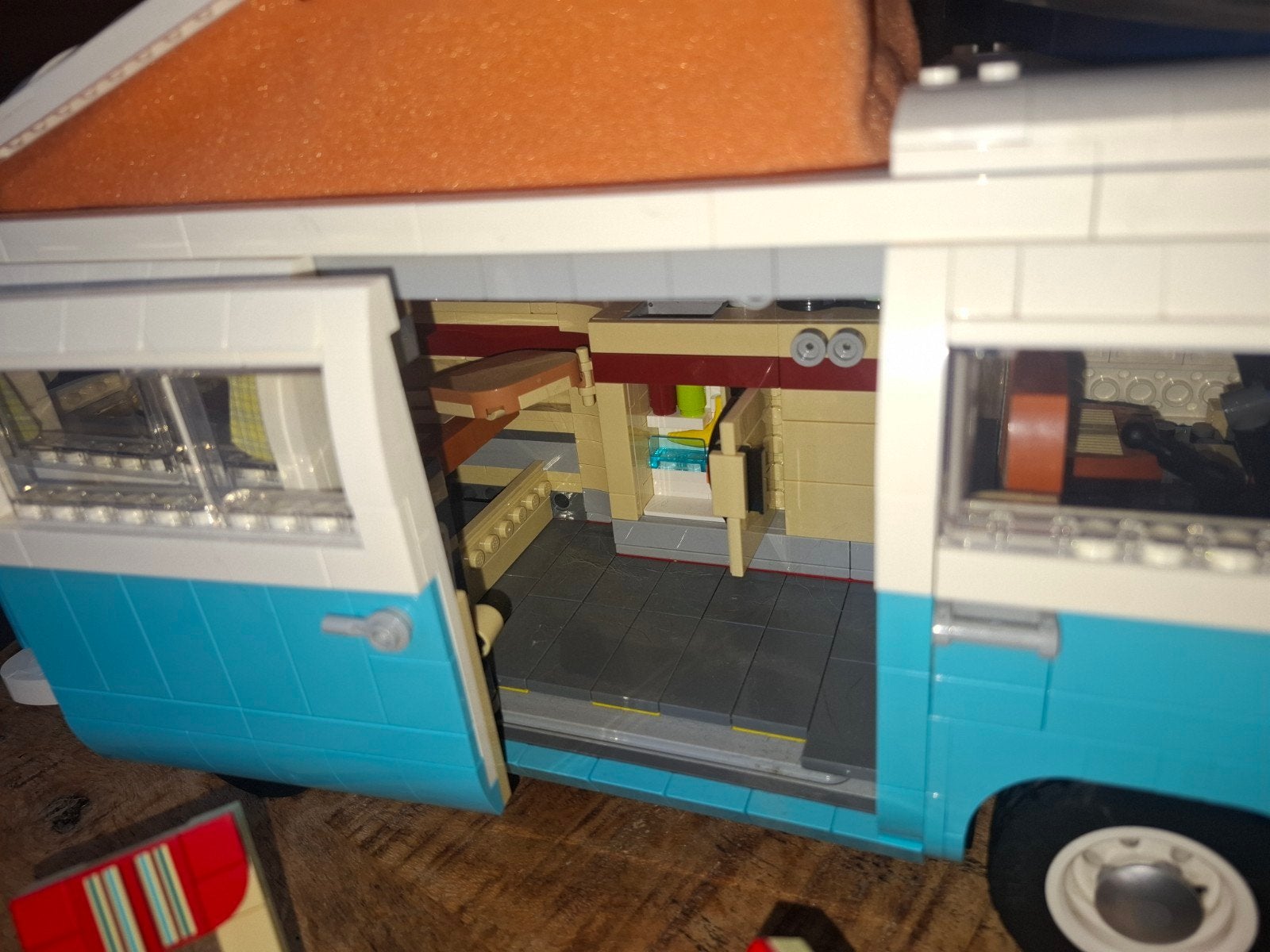 Foto 3 van Lego Volkswagen T2 Camper 10279