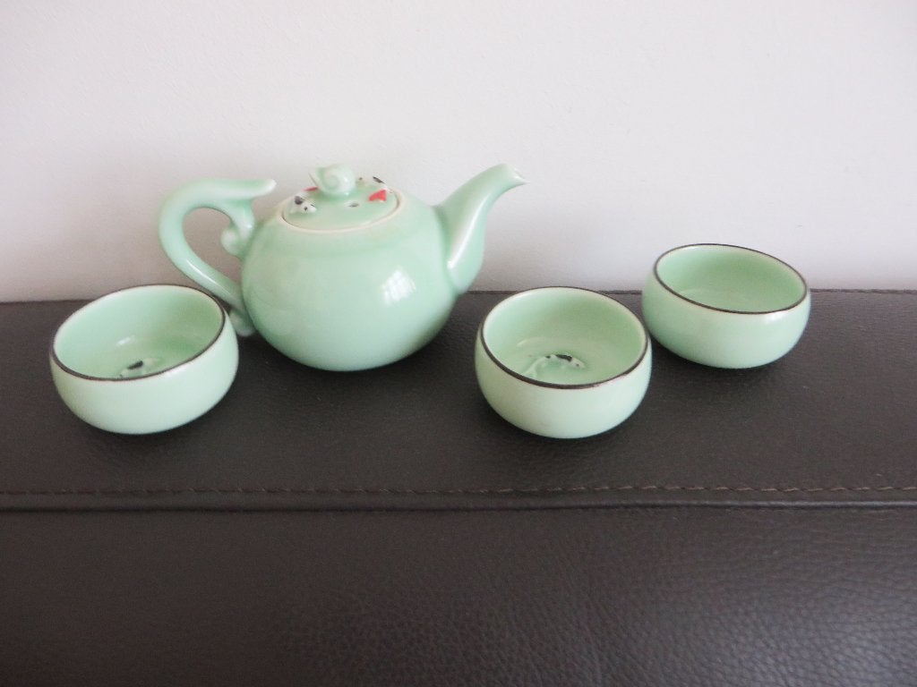 Japanse kleine porselein theepot, koi karpers, celadon groen, Overige merken, Overige typen, Ophalen of Verzenden, Zo goed als nieuw