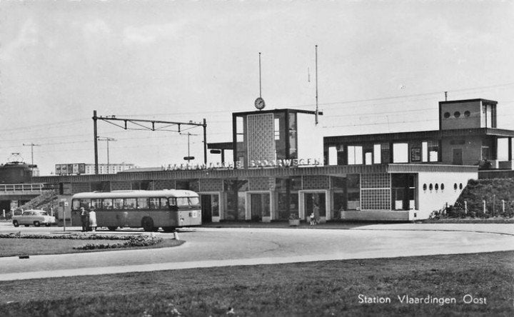 Station Vlaardingen Oost met oude stadsbus & auto, Verzenden, 1960 tot 1980, Ongelopen, Zuid-Holland