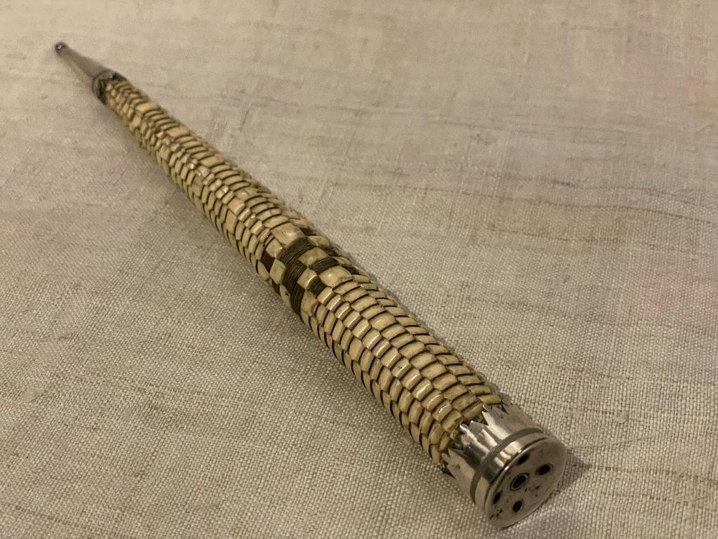 breischede van ganzenveerschachten naaigerei volkskunst, Ophalen of Verzenden, Zilver