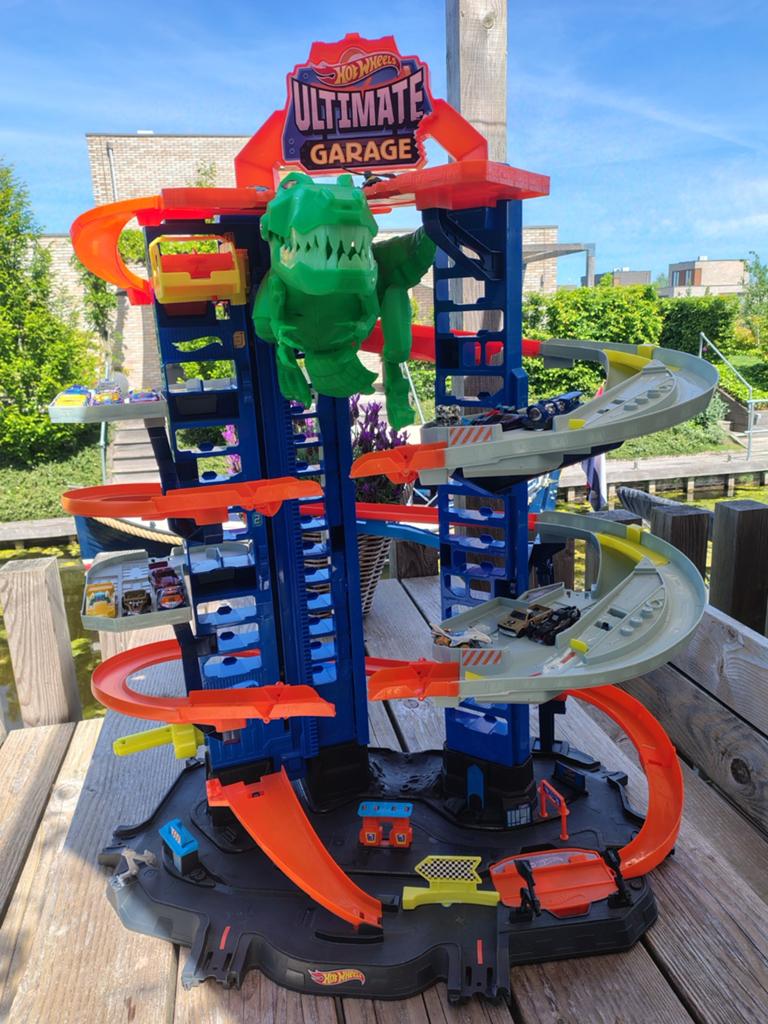 Hot Wheels Ultimate Garage T-Rex incl. 22 Hot Wheels auto's, Ophalen, Gebruikt