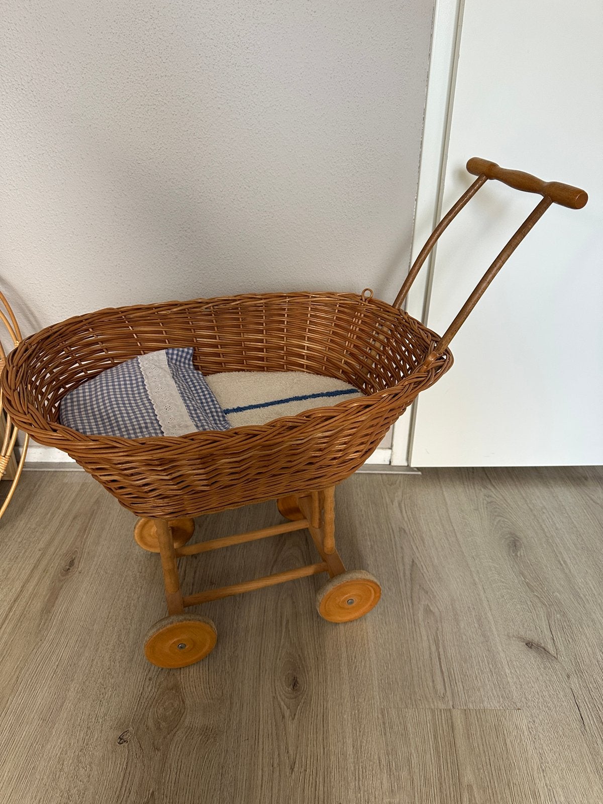 Vintage rieten poppenwagen met houten onderstel, Ophalen of Verzenden, Gebruikt, Overige typen