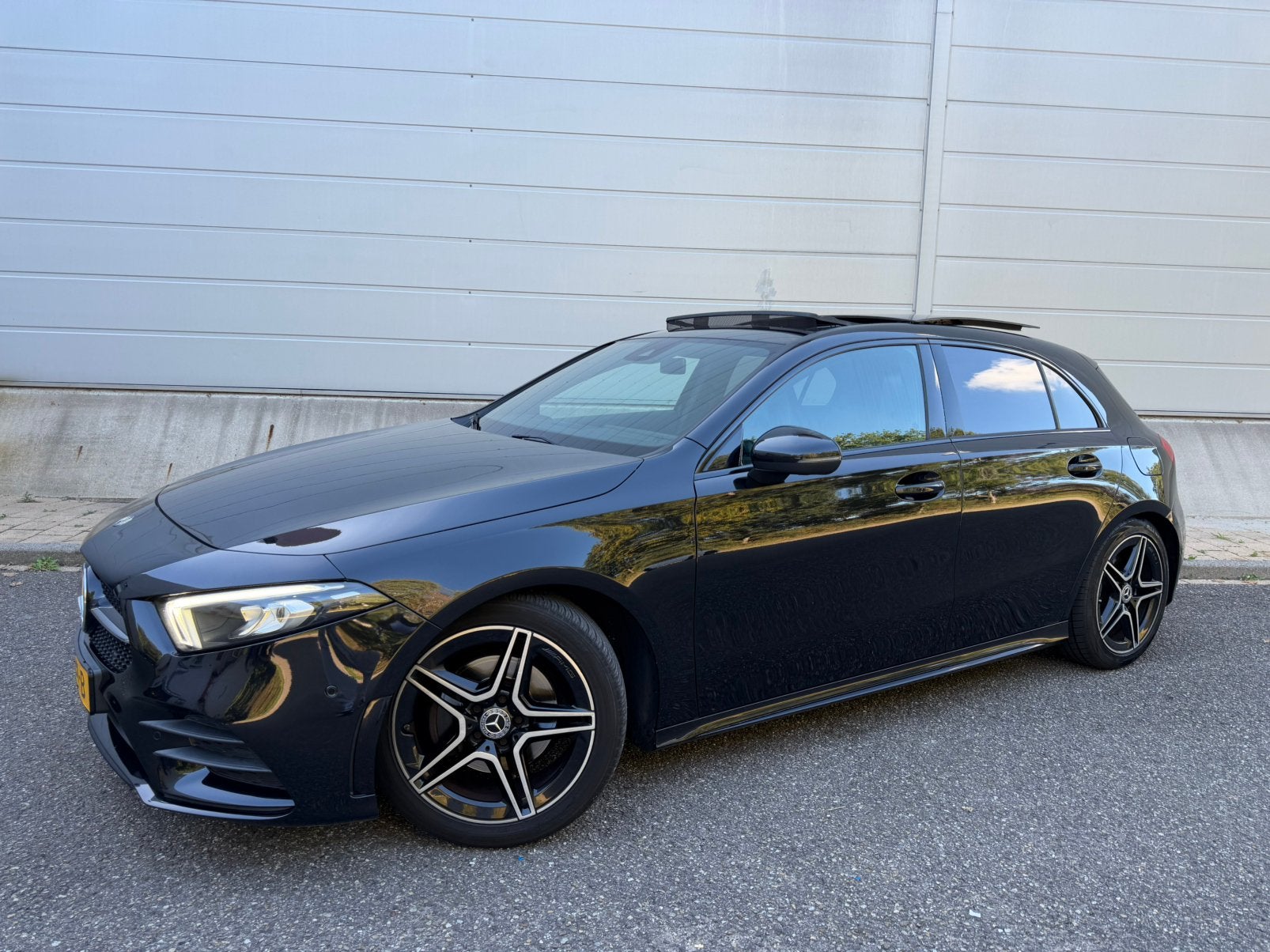 Mercedes-Benz A-Klasse A 200 AMG Line Panodak 2019 Zwart, Auto's, Dealer onderhouden, Zwart, 4 cilinders, Origineel Nederlands