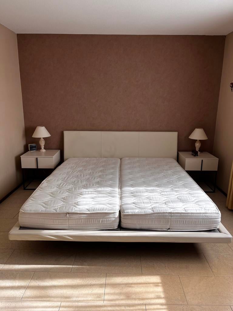 Tweepersoonsbed in wit leer, Ophalen, Zo goed als nieuw, Tweepersoons