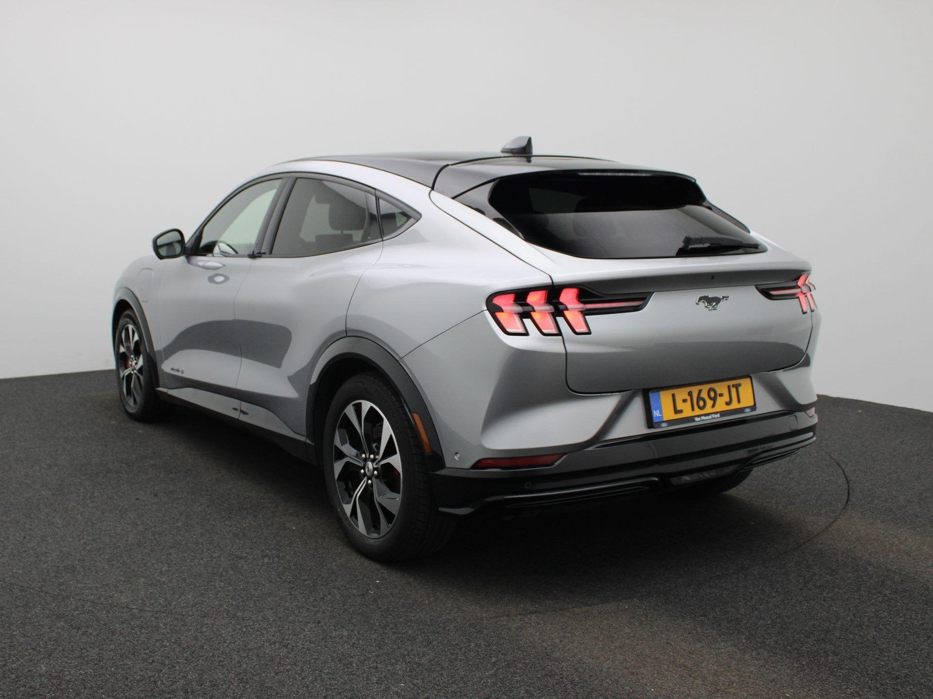 Ford Mustang Mach-E AWD 75 kWh | Elekt Bestuurdersstoel met, Auto's, 12 maanden, Stof, Gebruikt, 750 kg