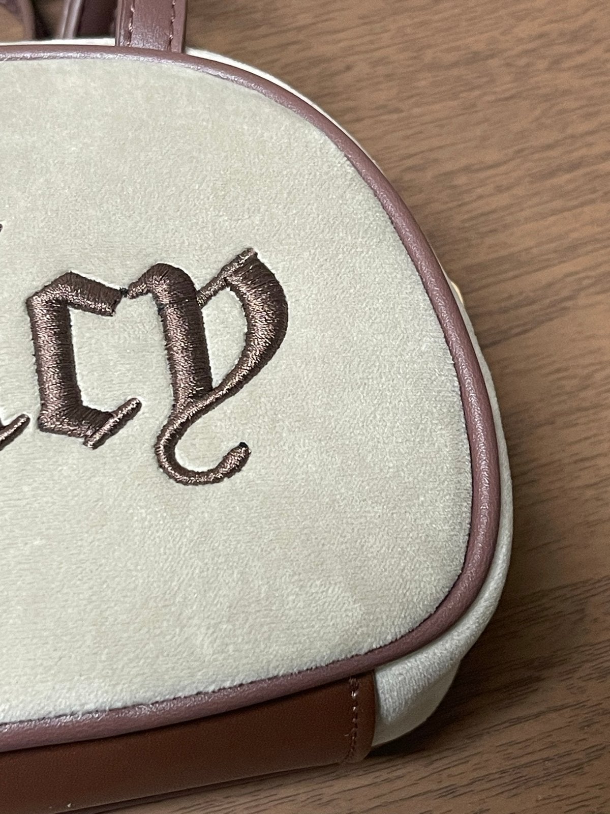 Juicy Couture Schoudertasje - Zo goed als nieuw, Ophalen of Verzenden, Nieuw, Beige, Schoudertasje