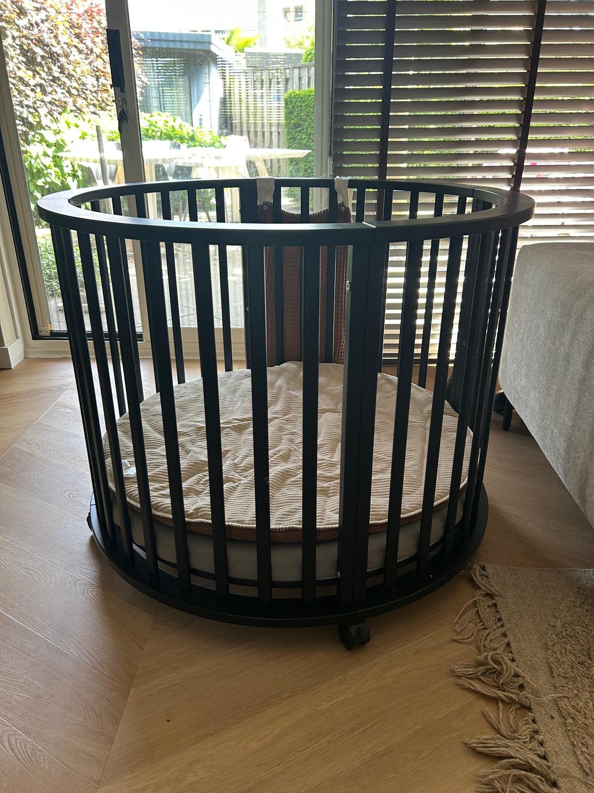 Europe Baby Box Circa II Mat Zwart - met wieltjes, Kinderen en Baby's, Boxen, Ophalen, Gebruikt, Rond, Wieltjes