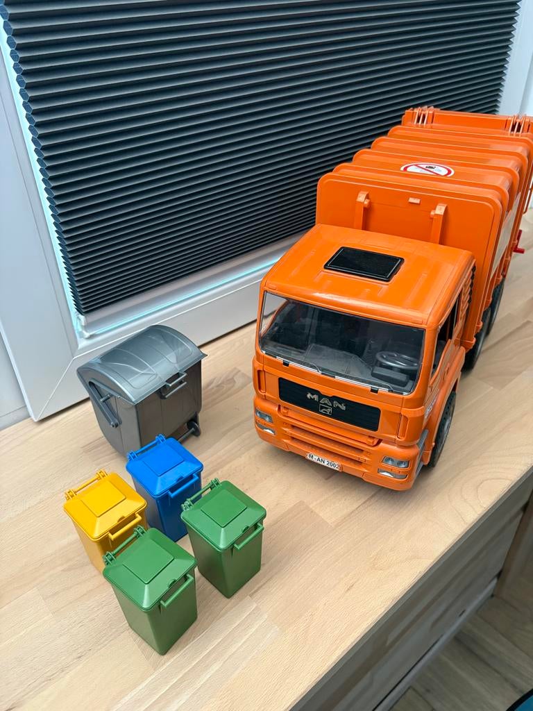 Bruder vuilniswagen met 5 vuilnisbakken, Kinderen en Baby's, Speelgoed | Speelgoedvoertuigen, Ophalen, Gebruikt