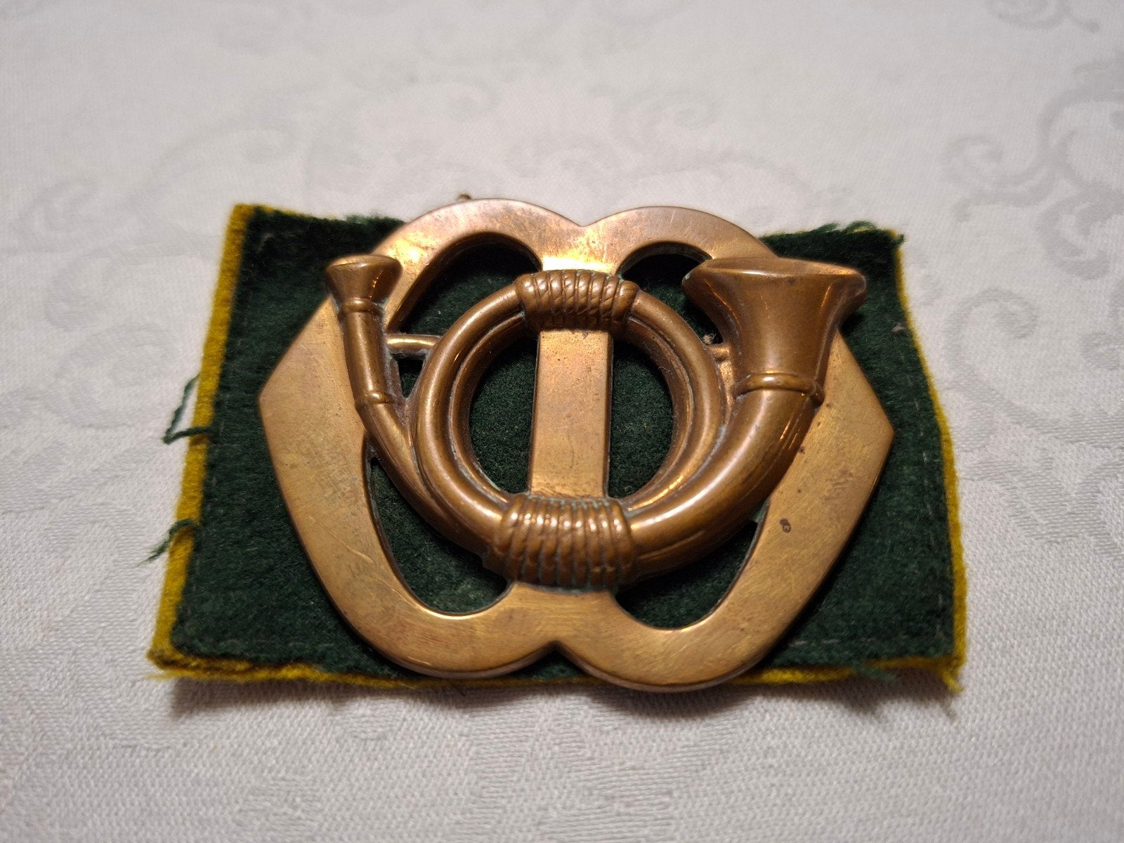 Baretembleem  Garde Jagers (41), Verzamelen, Verzenden, Landmacht, Nederland, Embleem of Badge