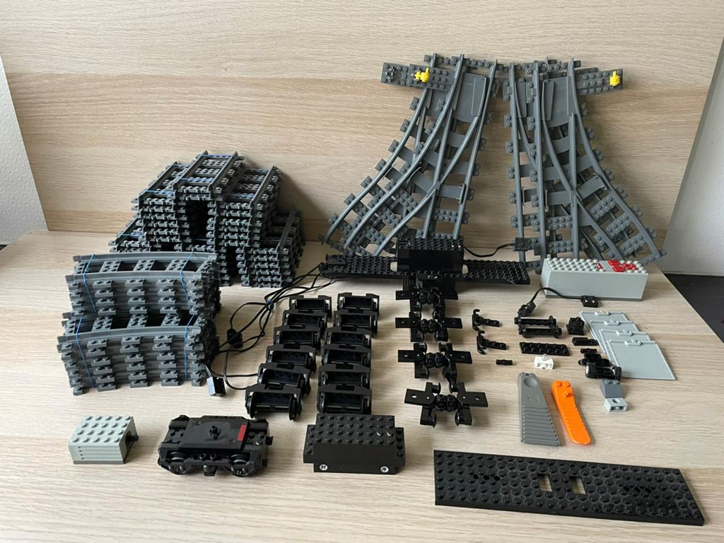 Lego treinbaan onderdelen. 3 motortjes en veel rechte rails, Kinderen en Baby's, Speelgoed | Duplo en Lego, Ophalen, Zo goed als nieuw