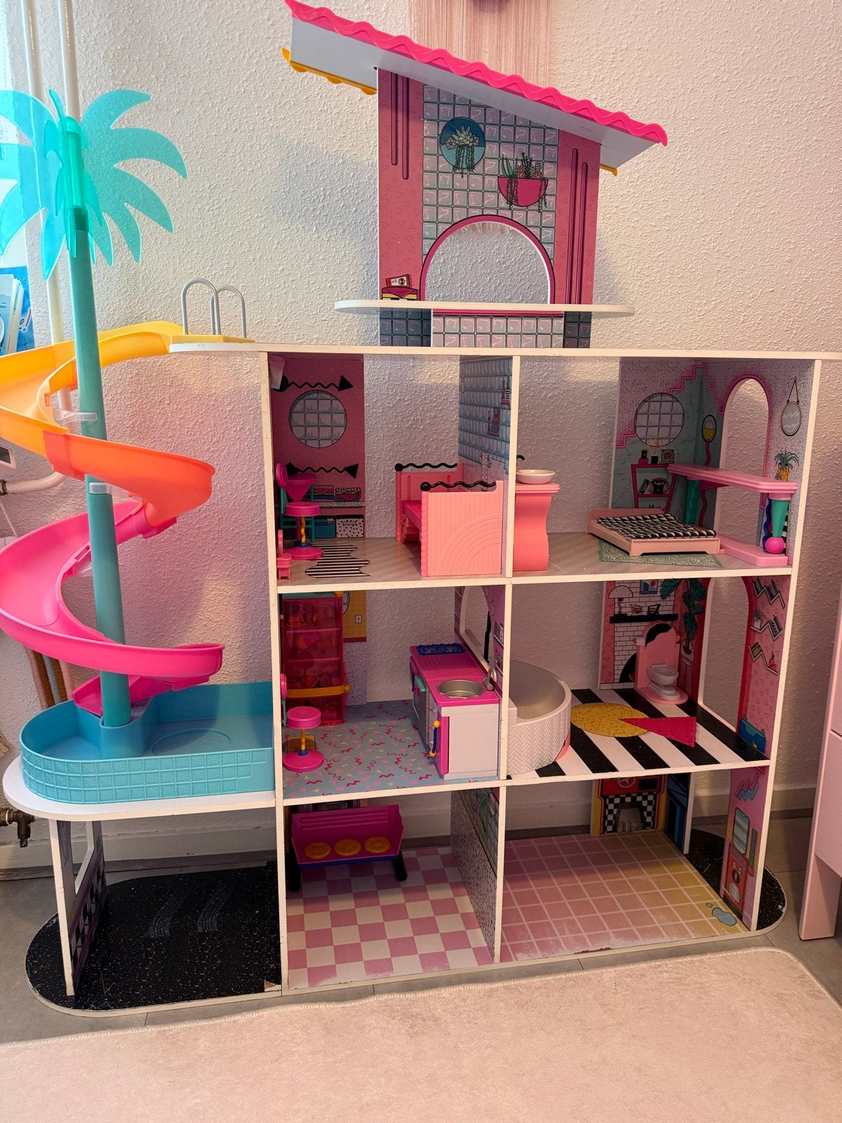 Groot L.O.L. Surprise! Poppenhuis met glijbaan en zwembad, Ophalen, Gebruikt, Poppenhuis