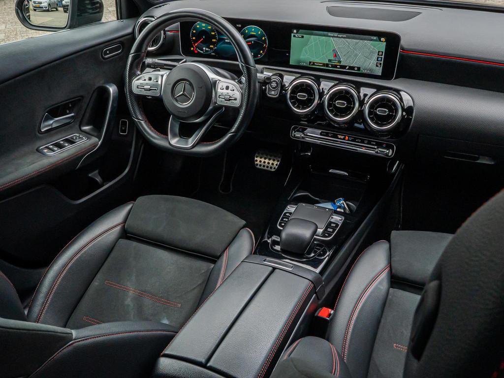 Mercedes-Benz A200 AMG Line Apple CarPlay Camera Stoelverw, Gebruikt, 4 cilinders, Leder en Stof, Origineel Nederlands