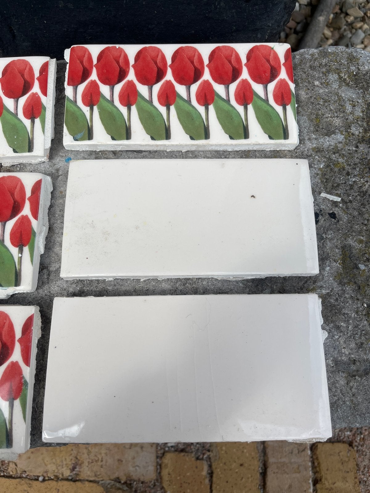 Handgemaakte Engelse tegels met tulp motief (3 goed, 1 kapot, Ophalen