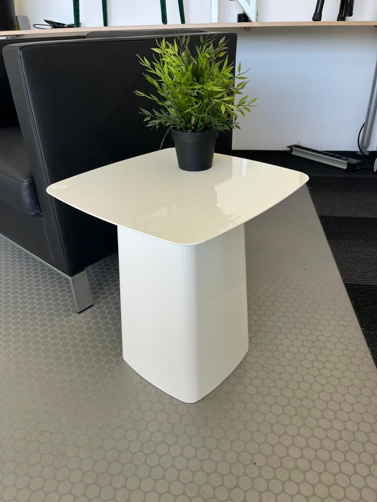 Vitra Metal Side Table middel 45 cm hoog Design, Huis en Inrichting, Tafels | Bijzettafels, Minder dan 55 cm, Metaal of Aluminium