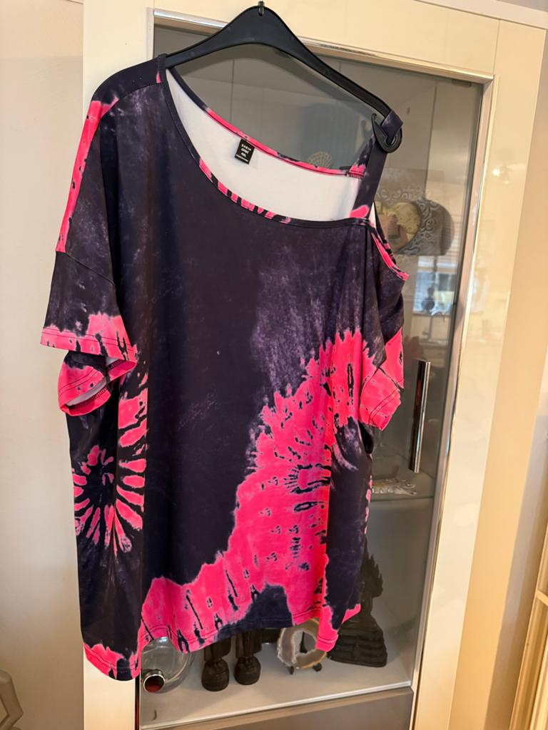 Off-shoulder tuniek met tie-dye print - Maat 52, Kleding | Dames, Grote Maten, Ophalen of Verzenden, Zo goed als nieuw, Roze, Blouse of Tuniek