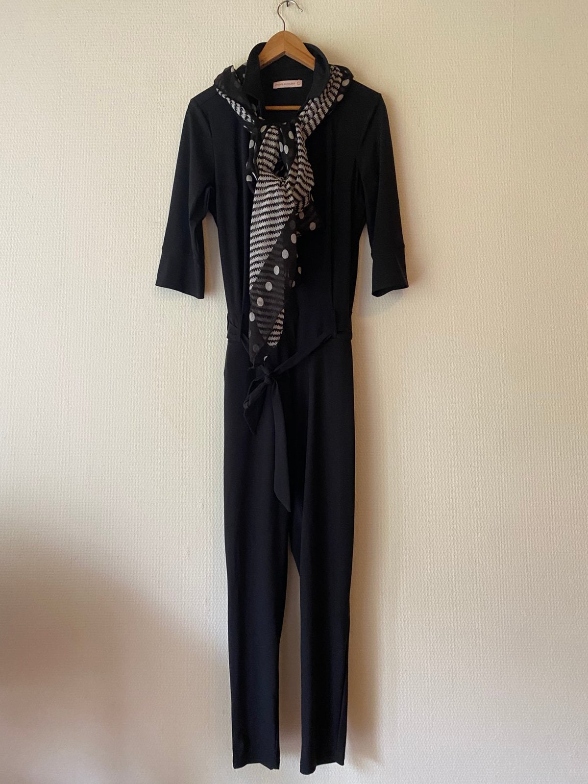 Travelstof jumpsuit Studio Anneloes. Maat L. Zwart, Ophalen of Verzenden, Zo goed als nieuw, Maat 42/44 (L), Zwart