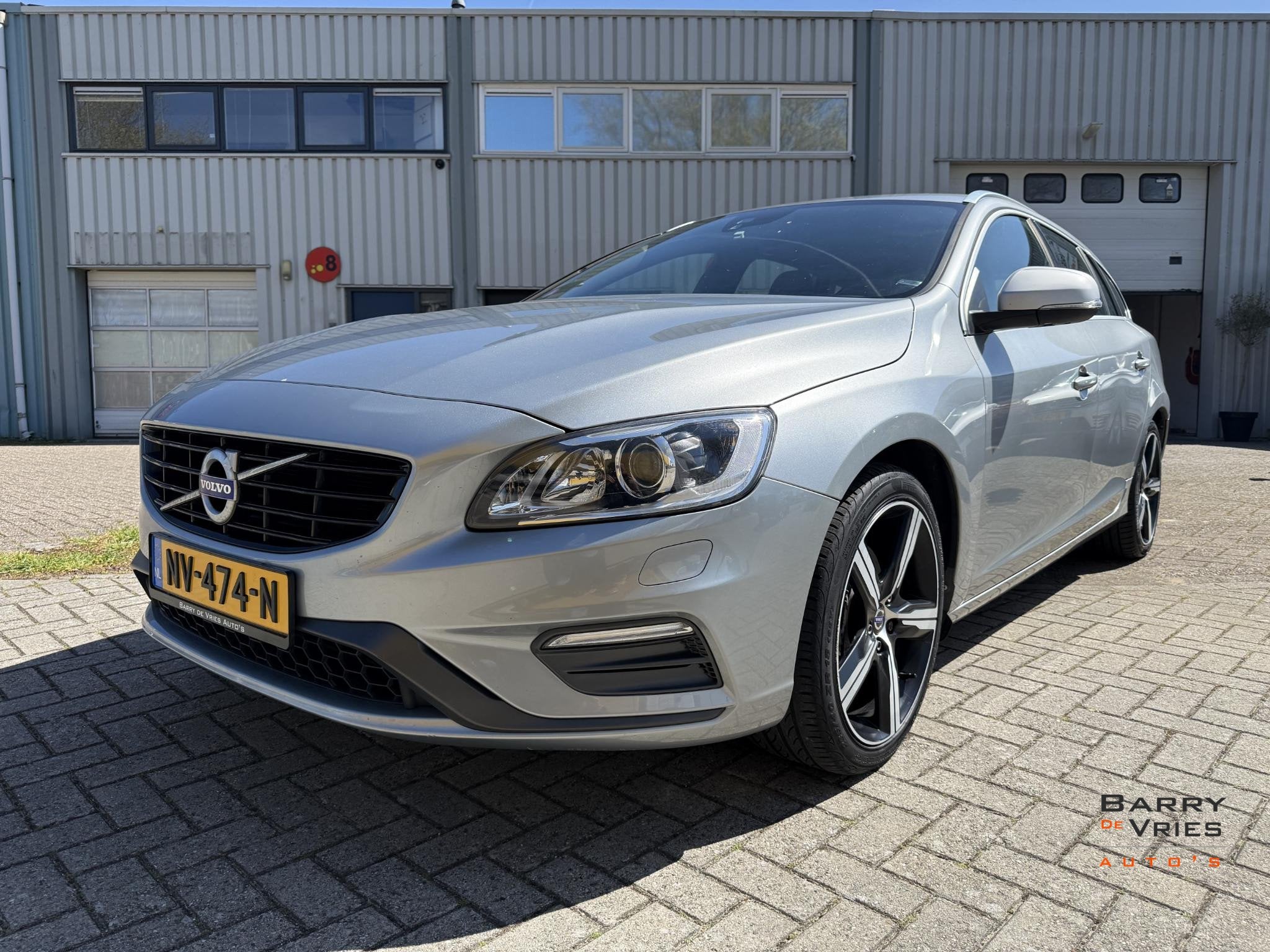 Volvo V60 1.5 T3 Nordic+ Sport | R-Design | Half Leder | Cru, 4 cilinders, Origineel Nederlands, 152 pk, Zilver of Grijs