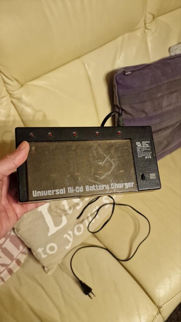 Nostalgische Ni-Cd Batterijlader (mogelijk defect)?, Ophalen of Verzenden, Niet werkend, Oplaadbaar
