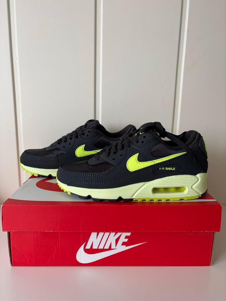 Nike Air Max 90 - Zwart met Neon Geel, Kleding | Dames, Schoenen, Ophalen of Verzenden, Zo goed als nieuw, Zwart, Sneakers of Gympen