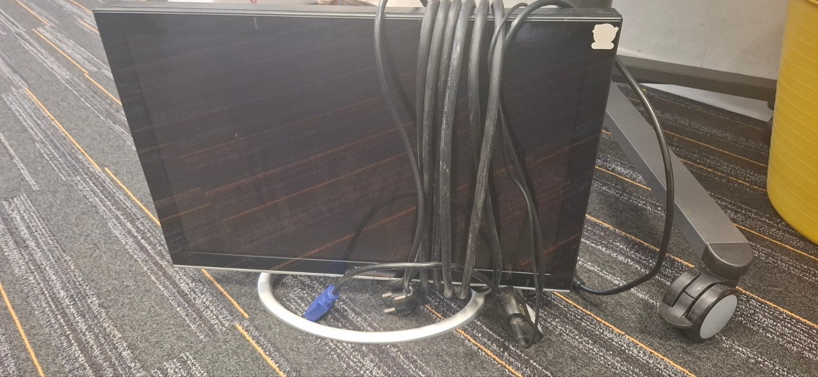 Computermonitor met opvallende halfronde zilveren voet, Computers en Software, Monitoren, Ophalen, Gebruikt, Kantelbaar, IPS